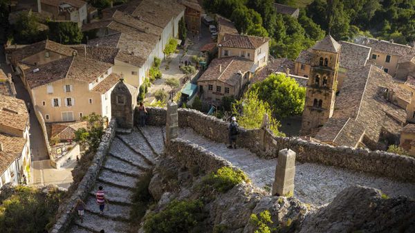 Escalier menant à la chapelle Notre-Dame-de-Beauvoir à Moustiers-Sainte-Marie, Alpes-de-Haute-Provence, PACA