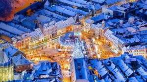 布拉索夫中央广场的圣诞市集，罗马尼亚 (© Alpineguide/Alamy)(Bing China)