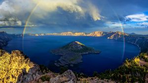 美国俄勒冈州，火山口湖 (© Roshin Lal Ramesan)(Bing China)