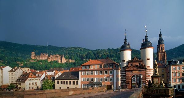 Blick auf die Alte Brücke (Karl-Theodor-Brücke) in Heidelberg