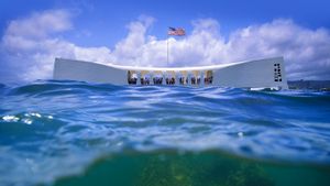 USS Arizona Memorial, Pearl Harbor, Hawaii (© Ed Robinson/Getty Images/SuperStock)(Bing United States)