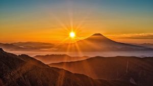富士山と日の出 (© Carlos Lorenzo/Shutterstock)(Bing Japan)