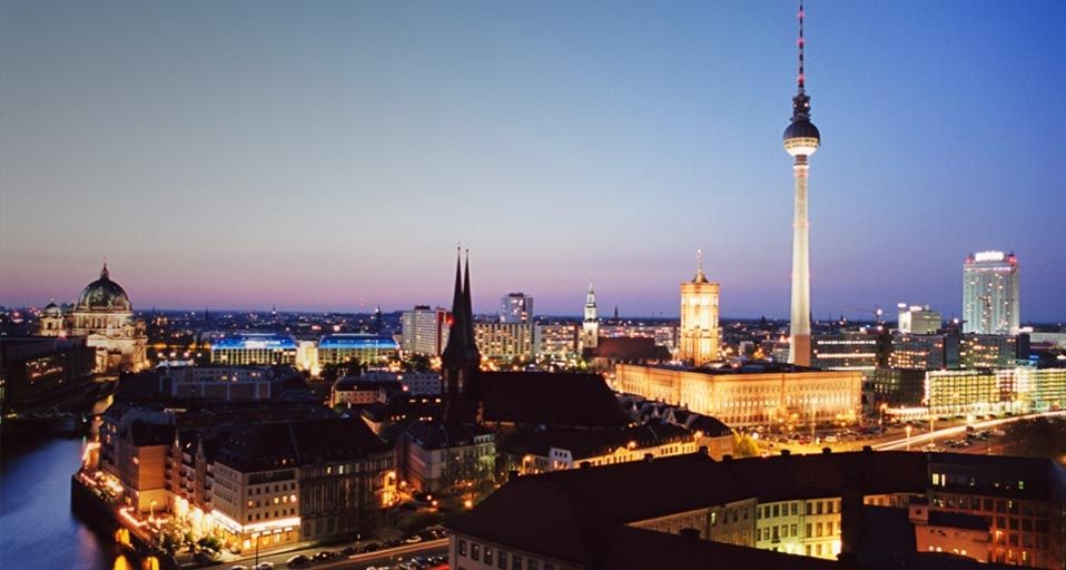 Berlin mit Fernsehturm und Dom bei Nacht
