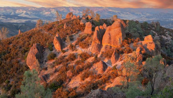 Sentiero degli alti picchi nel Parco Nazionale dei Pinnacoli, Contea di San Benito, California, USA