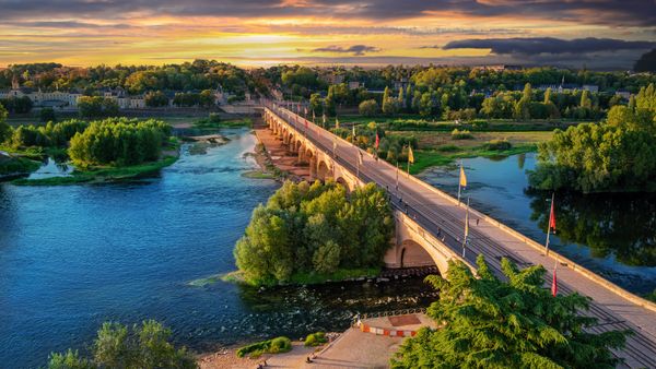 Vue aérienne du pont Wilson sur la Loire au crépuscule, Tours