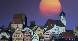 Der Mond scheint über Altensteig, Baden-Württemberg, Deutschland – Edmund Nagele PCL/Superstock &copy; (Bing Germany)