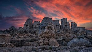 内姆鲁特山上巨大的石灰岩雕像，土耳其阿德亚曼 (© Peerakit JIrachetthakun/Getty Images)(Bing China)
