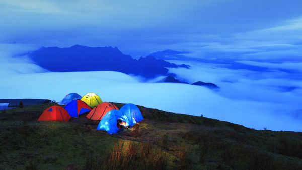 夜晚在山上露营