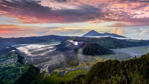 浓烟滚滚的布罗莫火山，印度尼西亚爪哇岛东部 (© Shutterstock)(Bing China)