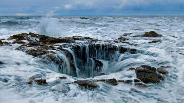 Thor\'s Well at Cape Perpetua on the Oregon coast, USA