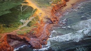 Aerial of Cavendish Beach, PEI National Park, Prince Edward Island (© BarrettÊ&ÊMacKay/Getty Images)(Bing Canada)