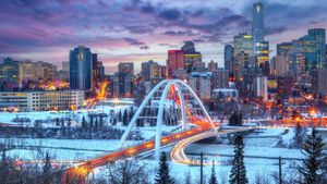 Walterdale Bridge in Edmonton, Canada (© ronniechua/Getty Images)(Bing Canada)