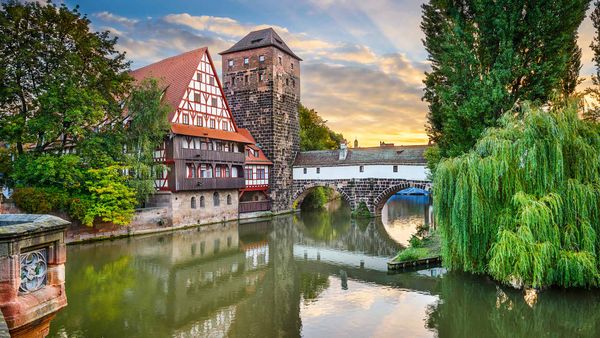 Weinstadel und Wasserturm am Ufer der Pegnitz, Nürnberg, Bayern, Deutschland