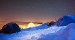 Campement à 4 000 mètres sur le mont Blanc, Haute-Savoie (© Christian Kober/Getty images) &copy; (Bing France)