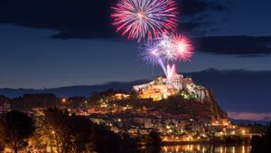 Feu d'artifice du 14 juillet au-dessus de la citadelle de Sisteron au crépuscule, Provence (© francois-roux/Getty Images)(Bing France)