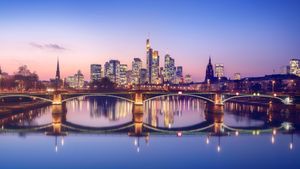 Frankfurter Skyline im violetten Licht und Alte Brücke, Frankfurt am Main, Hessen (© diegograndi/iStock/Getty Images Plus)(Bing Deutschland)