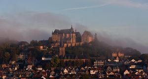 Marburger Schloss im Morgennebel (©Mario P./Flickr/Getty Images) &copy; (Bing Germany)