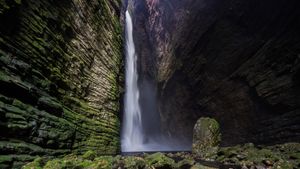 Cachoeira da Fumacinha, Chapada Diamantina, Bahia, Brazil (© Rtzstudio/Shutterstock)(Bing Australia)