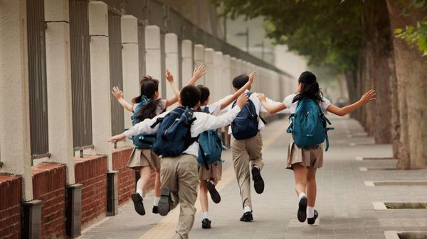 上学路上，身穿校服的学生的背影