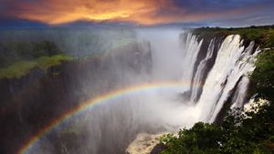 维多利亚瀑布上的彩虹，赞比亚 (© Dietmar Temps/Shutterstock)(Bing China)
