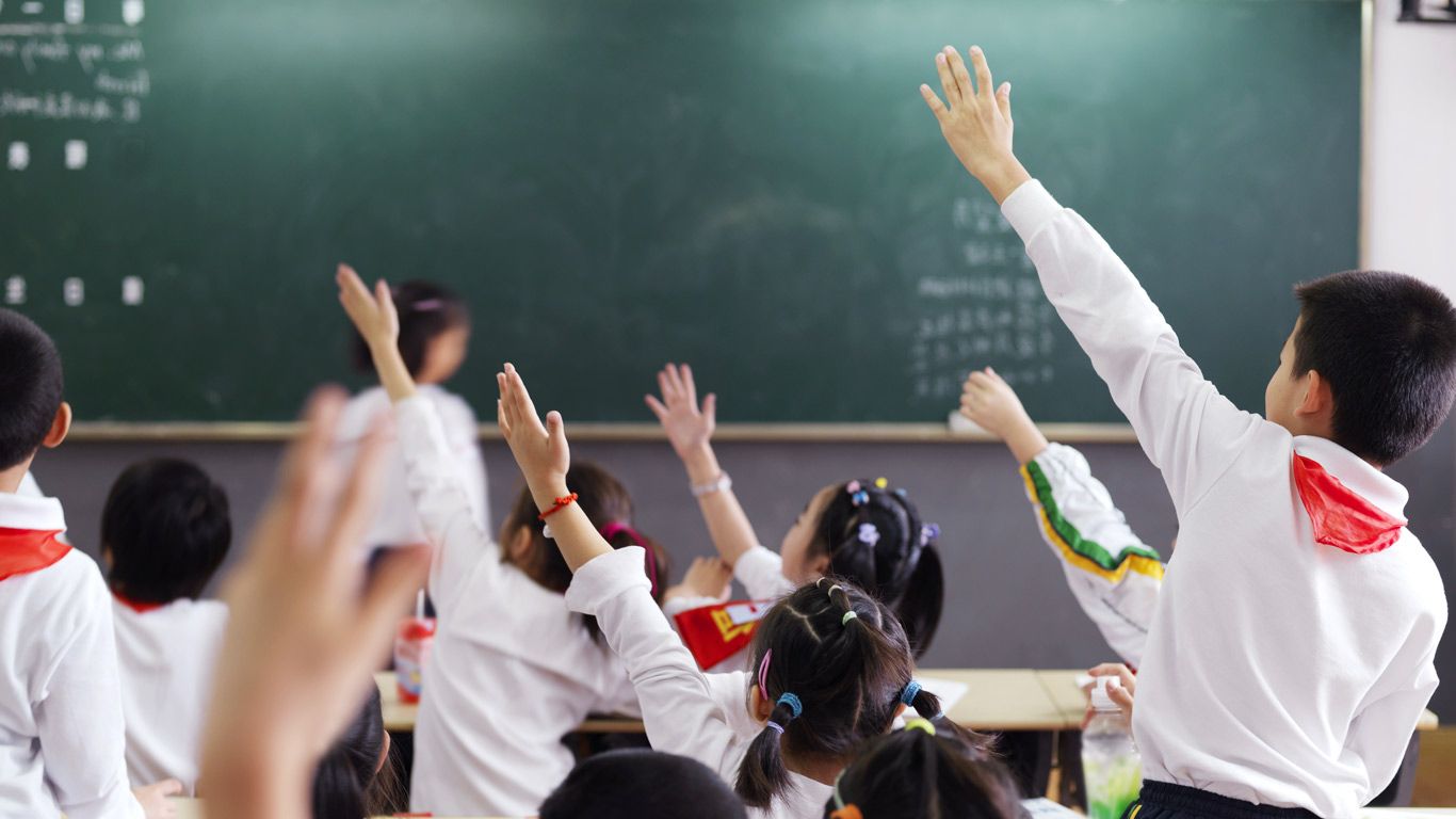 上海的课堂，学生们积极举手回答问题