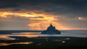 Le Mont Saint Michel dans une lumière fantastique (© Mathieu Rivrin/Getty Images)(Bing France)