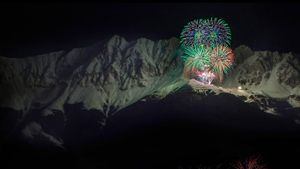 Feu d’artifice du Nouvel An sur la montagne Nordkette, Autriche (© imageBROKER/Alamy)(Bing France)