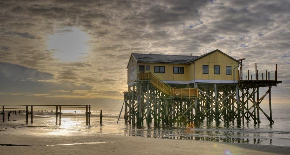 Strandcafe in St. Peter Ording bei Sonnenuntergang