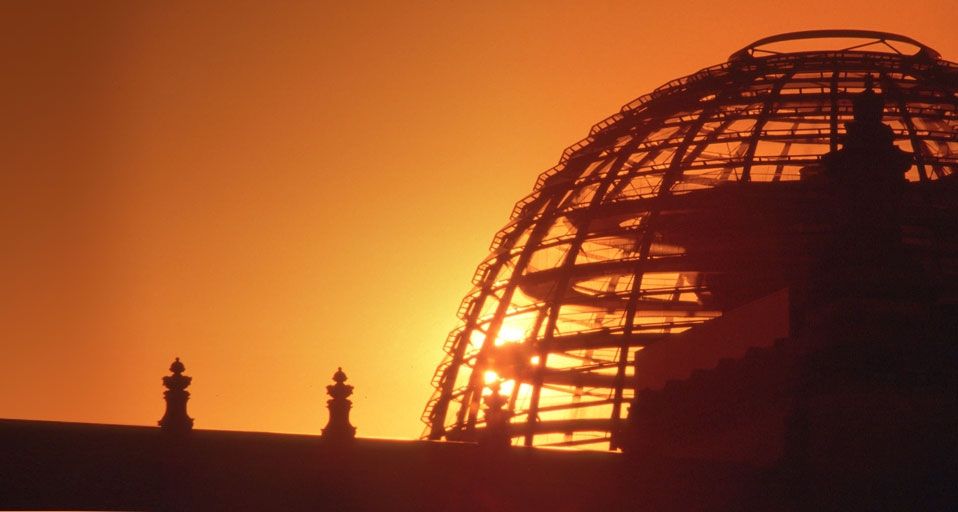 Kuppel des Reichstagsgebäudes im Sonnenuntergang, Berlin
