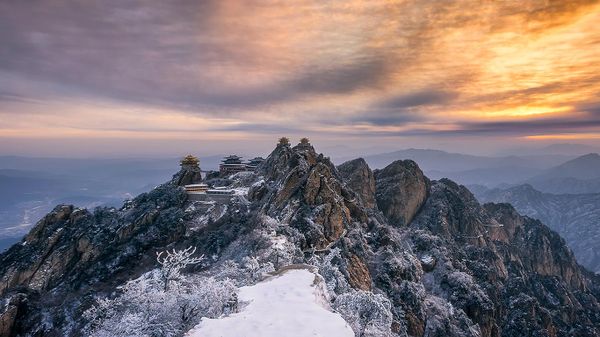 【今日小雪】老君山山顶上的寺庙夕阳美景，中国河南省洛阳市