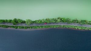 Luftaufnahme einer Straße, die zwei Seen im schottischen Hochland trennt (© Abstract Aerial Art/Getty Images)(Bing Deutschland)