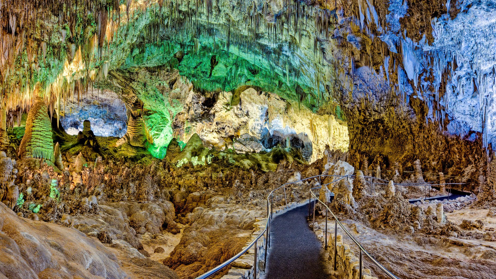 Walkway leading into the Big Room, Carlsbad Caverns, New Mexico, USA