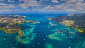 蔚蓝海域中的马提尼克岛，加勒比海 (© Airpano LLC/Amazing Aerial Agency)(Bing China)