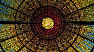 西班牙巴塞罗那，加泰罗尼亚音乐厅的彩绘玻璃天花板 (© Ocean/Corbis)(Bing China)