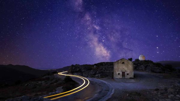 Un ciel étoilée au dessus de la Chapelle Saint Sébastien, près de Palasca, Corse, France