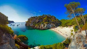 西班牙梅诺卡岛的卡拉玛卡瑞海滩 (© Michele Falzone/Getty Images)(Bing China)