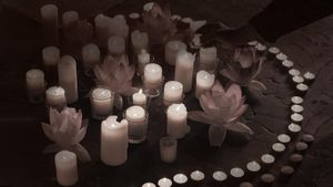 蜡烛，佛教仪式 (© GODONG/BSIP/BSIP/SuperStock)(Bing China)