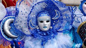 Masque vénitien lors du carnaval vénitien de Mayenne pour Mardi gras, Loire (© Joel Douillet/Alamy Stock Photo)(Bing France)