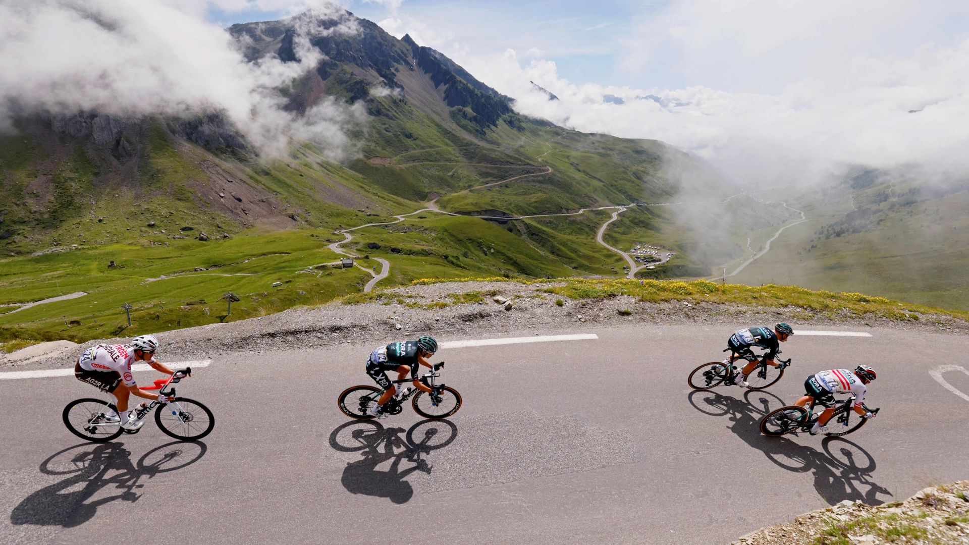 Discesa dal Col du Tourmalet nei Pirenei francesi durante il Tour de France 2021
