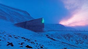 Réserve mondiale de semences du Svalbard et sa façade illuminée, conçue par l’artiste Dyveke Sanne, Svalbard, Norvège (© Pal Hermansen/Minden Pictures)(Bing France)