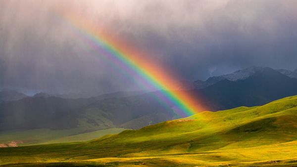 Arcobaleno nel distretto di At-Bashy, monti Kakshaal Too, provincia di Naryn, Kirghizistan