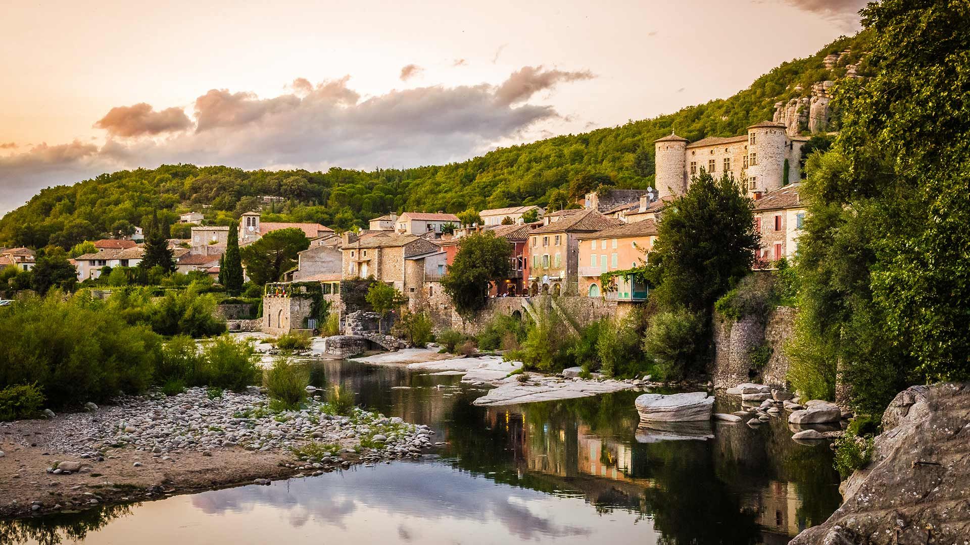L’Ardèche et le village de Vogüé au coucher du soleil