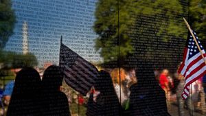 Visitors at the Vietnam Veterans Memorial in Washington, DC (© Nikki Kahn/Getty Images)(Bing United States)