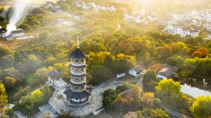 在处暑时节的村庄田野与寺庙佛塔，江阴市，江苏省，中国 (© jia yu/Getty Images)(Bing China)