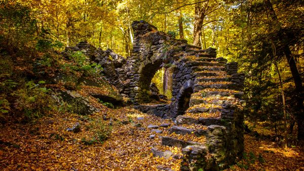 Foresta di Madame Sherri e i resti di un antico castello, New Hampshire, USA