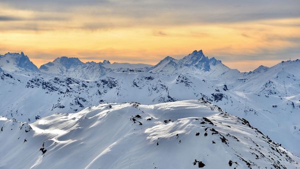 Montagne enneigée au coucher du soleil, Alpes françaises
