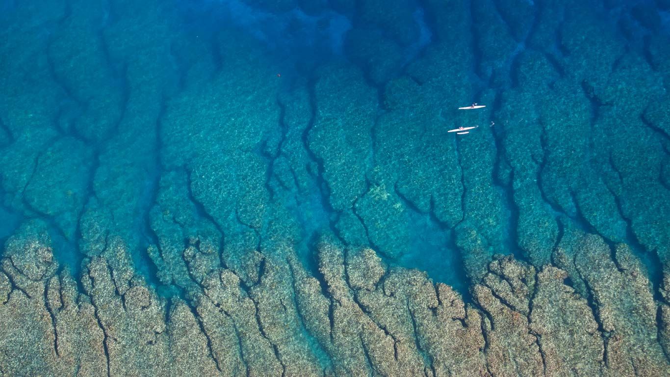 Vue aérienne de kayaks dans un lagon de la côte ouest de l’île de la Réunion