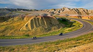 ｢スタージス・モーターサイクル・ラリー｣米国サウスダコタ州, バッドランズ国立公園 (© David Zimmerman/Masterfile)(Bing Japan)