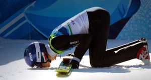 Der Pole Adam Malysz küsst den Boden nach seinem Sprung von der Großschanze am 20 Februar während der Olympischen Winterspiele von Vancouver -- Alexander Hassenstein/Bongarts/Getty Images &copy; (Bing Germany)