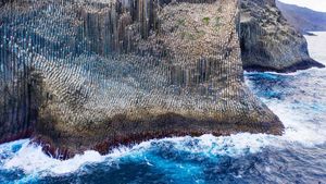 鸟瞰戈梅拉岛上管风琴形状的玄武岩，西班牙加那利群岛 (© Martin Siepmann/Image BROKER/Offset by Shutterstock)(Bing China)
